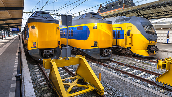 image of 3 NS Opleidingen Trains docked at a station | RTI